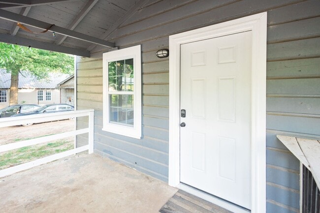 Building Photo - 911 Ray St