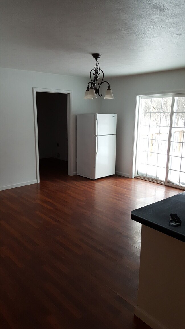 Building Photo - Beautiful 3 bedroom 2 bath with 2 stall at...