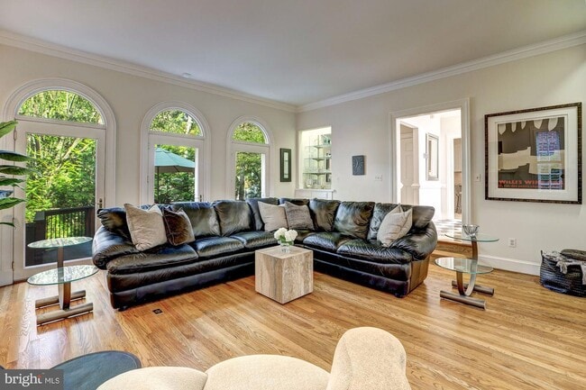 Foto del edificio - 1620 Foxhall Rd NW