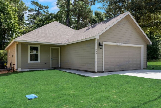 Building Photo - Spacious 3/2/2 in Livingston!