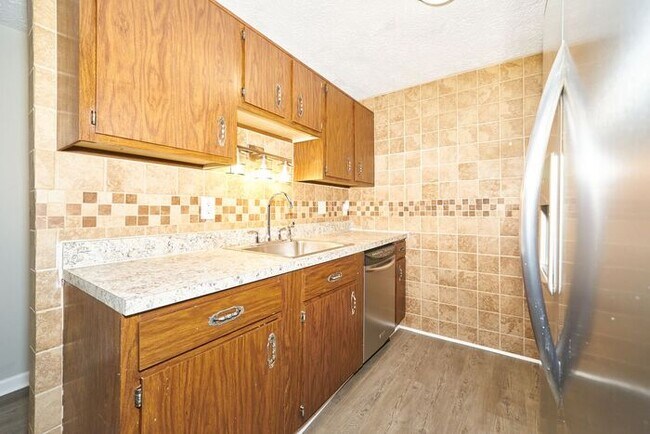 Building Photo - Newly Renovated Tri-Level In Arlington Acr...
