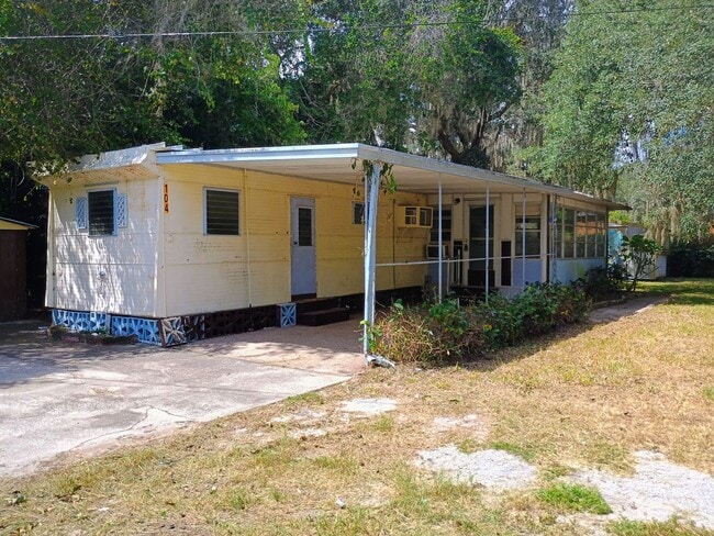 Building Photo - 2 bedroom 1 bathroom with HUGE bonus room