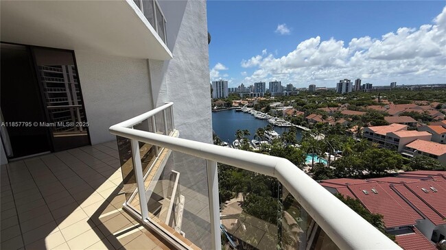 Foto del edificio - 3610 Yacht Club Dr
