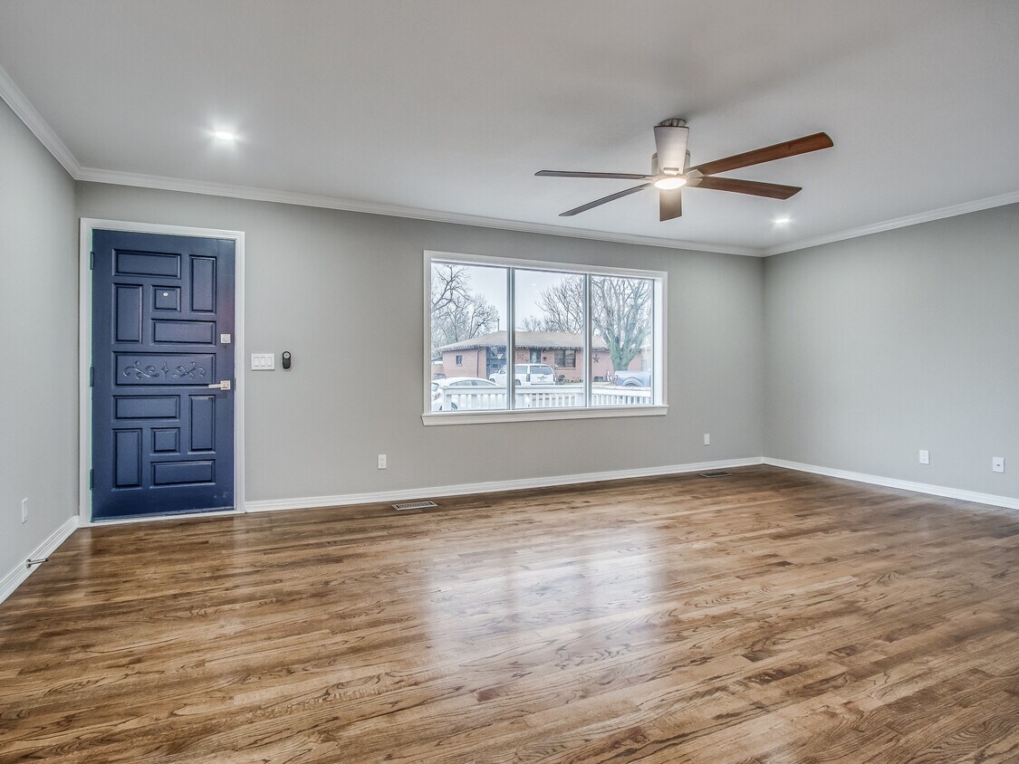 Primary Photo - 239 NE Avondale Ave