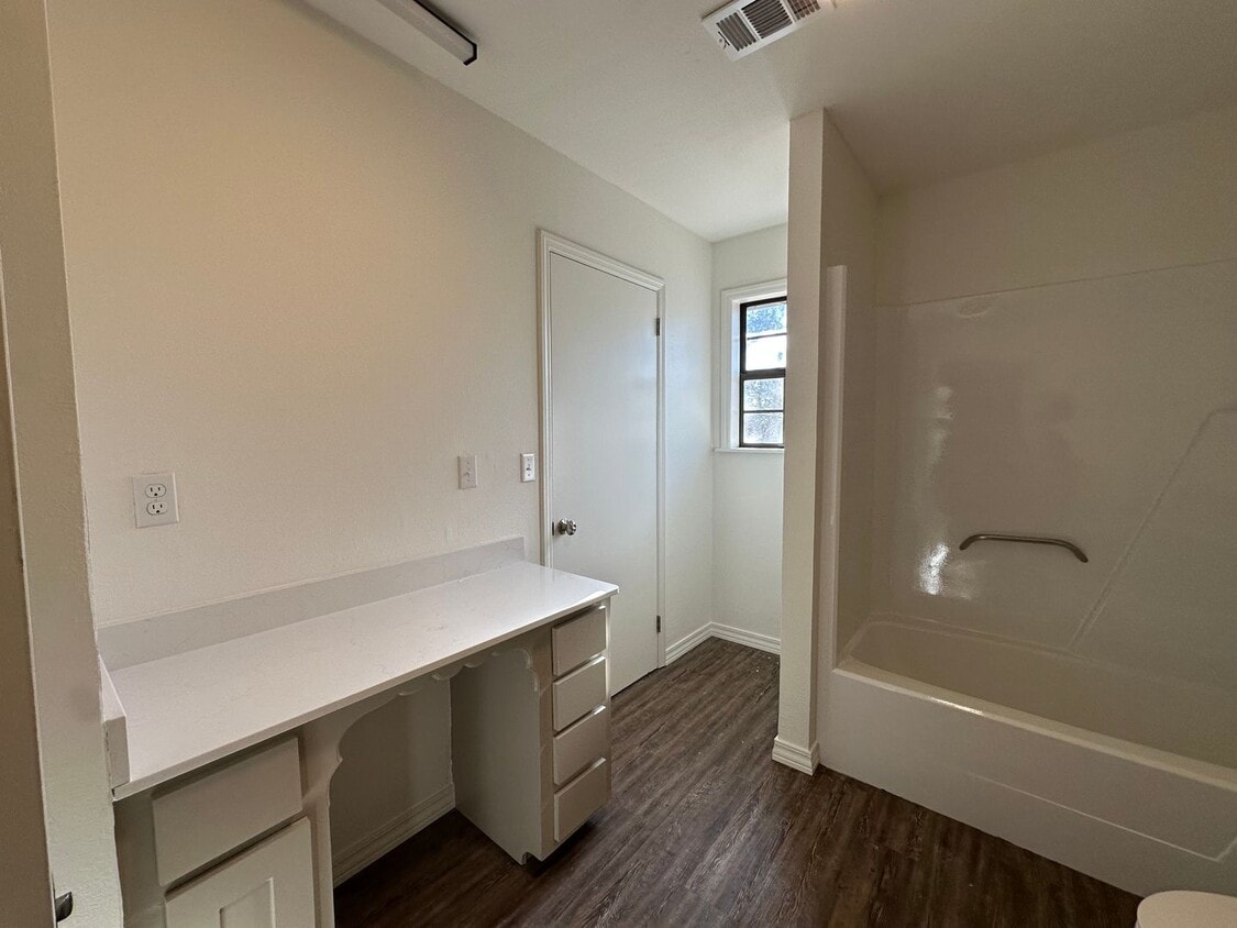 Foto del edificio - **Coming Soon**Welcome to this charming 4-bedroom, 2-bathroom home located in the scenic outskirt...