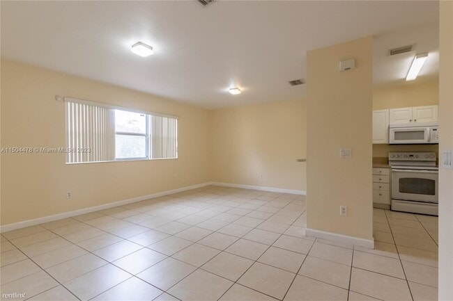 Building Photo - 3 br, 2 bath House - 1555 NE 33rd Rd # 113...