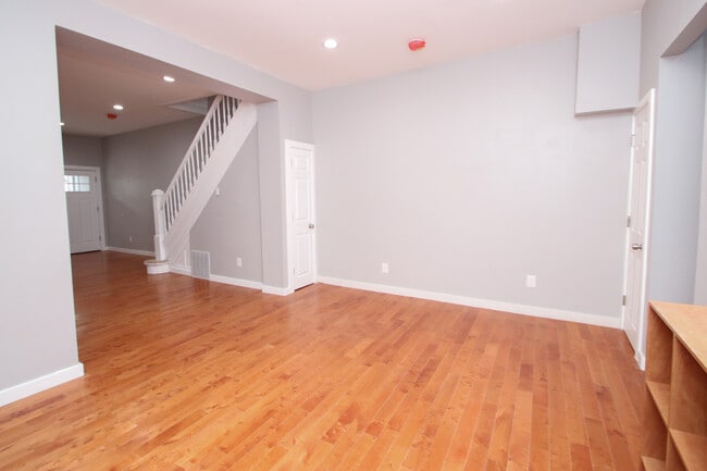 Building Photo - 3831 N Sydenham St
