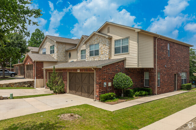 Building Photo - Oaks Estates of Coppell