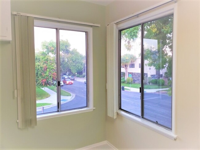Foto del edificio - SUNNY TWO BEDROOM ONE BATH Apartment ***