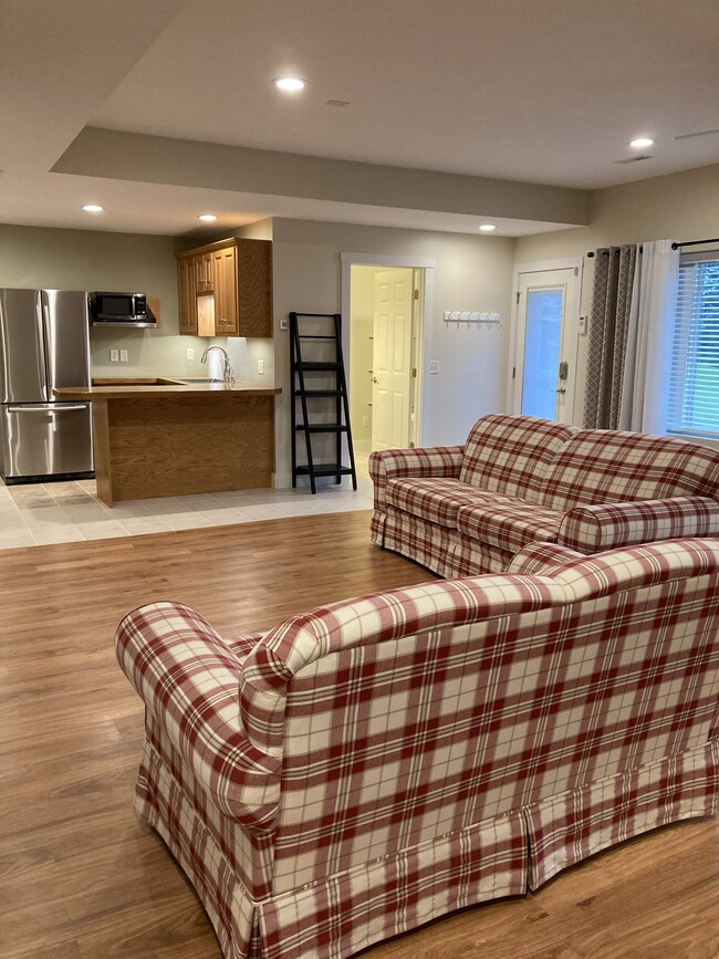 living area open to kitchenette - 746 Dale Ave NW