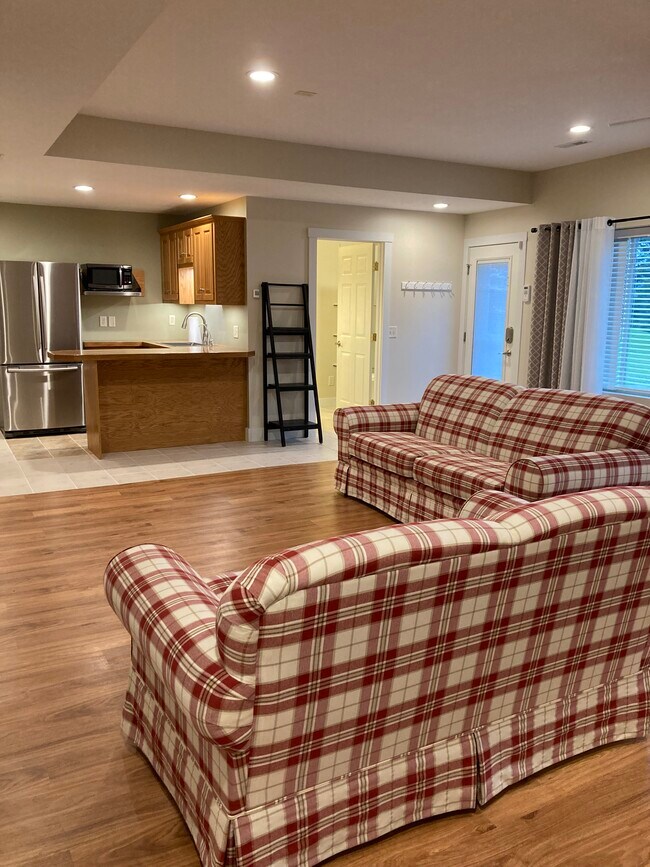 sala de estar abierta a la cocina pequeña - 746 Dale Ave NW