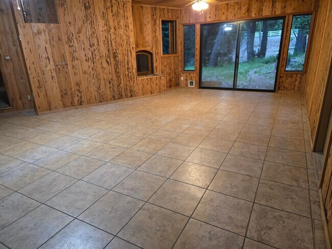 Foto del edificio - 6297 Silver Ridge Ln