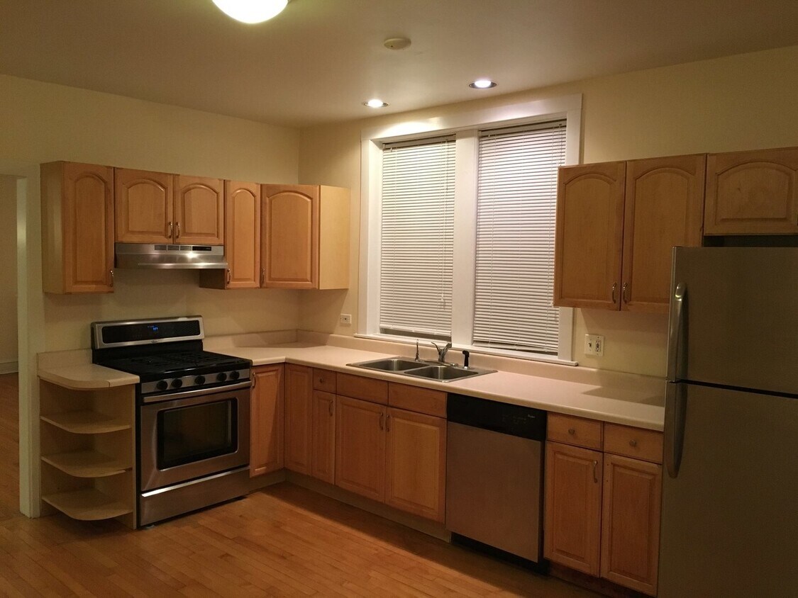 Primary Photo - 2218 W Arthur Ave