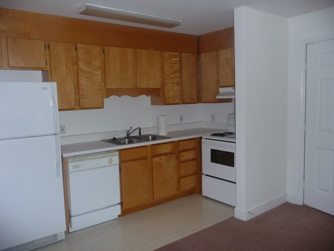 Building Photo - The Pines 1br 1ba, $675.00 FIRST FLOOR!
