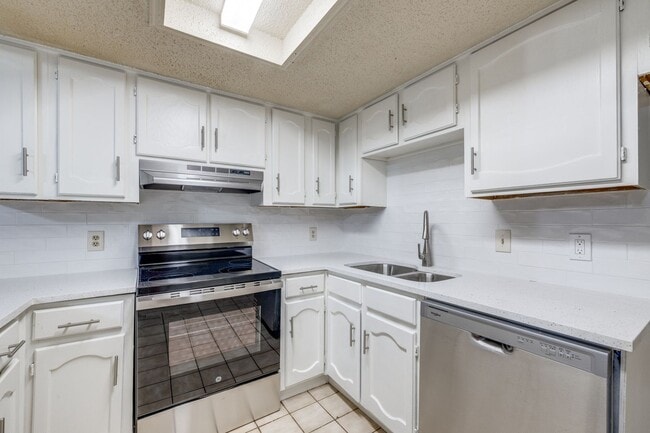 Building Photo - 610 Starlinda Ct