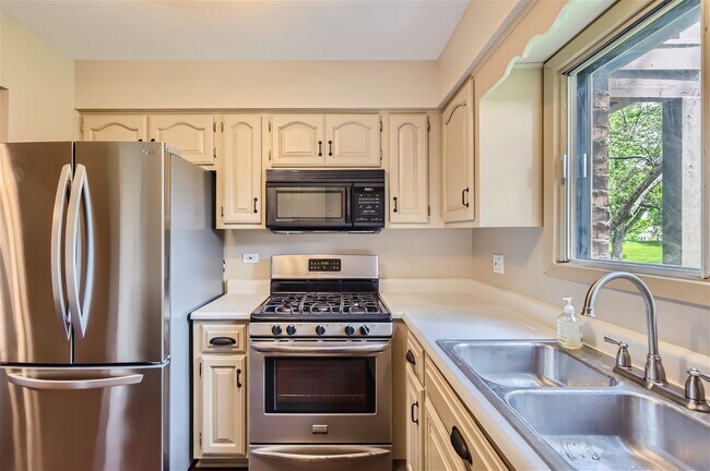 Building Photo - 1624 Salisbury Ct