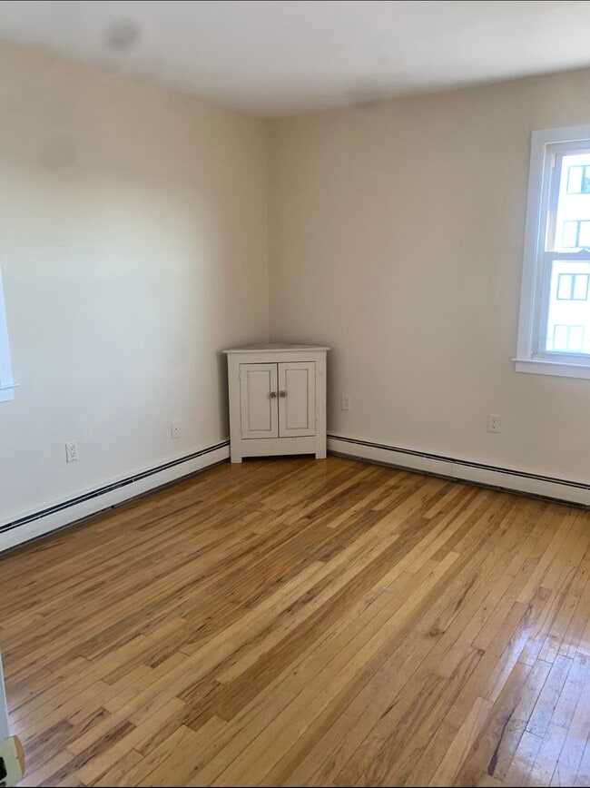 Building Photo - 324 Strawberry Hill Ave