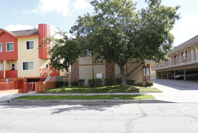 Building Photo - 2314-1316 N Catalina St