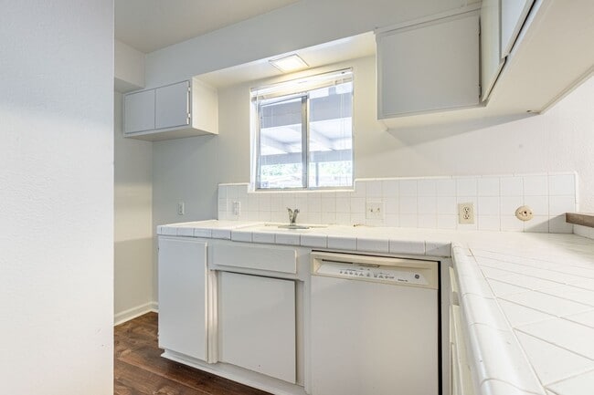 Foto del edificio - 805 Tully Rd