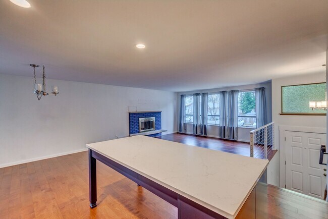 Foto del edificio - Spacious 4-Bedroom Home with Modern Upgrad...