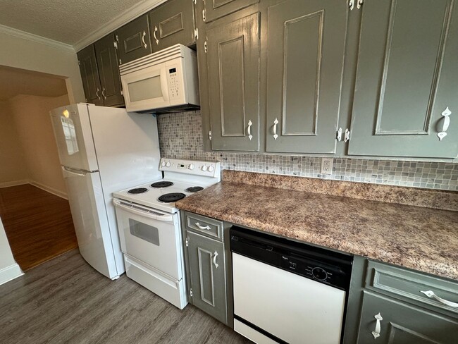Building Photo - Nice 2/1 Brick Apartment in Cave Spring- $995
