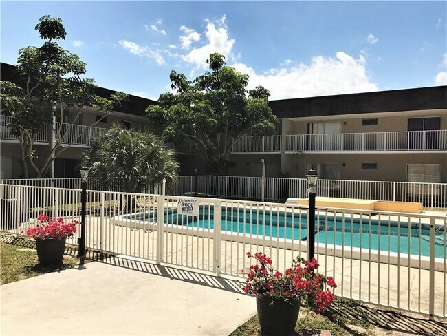 Building Photo - 965 Manor Dr