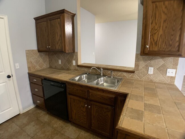 Foto del edificio - 3 Bed 2 Bath Home in Yukon with a Storm sh...