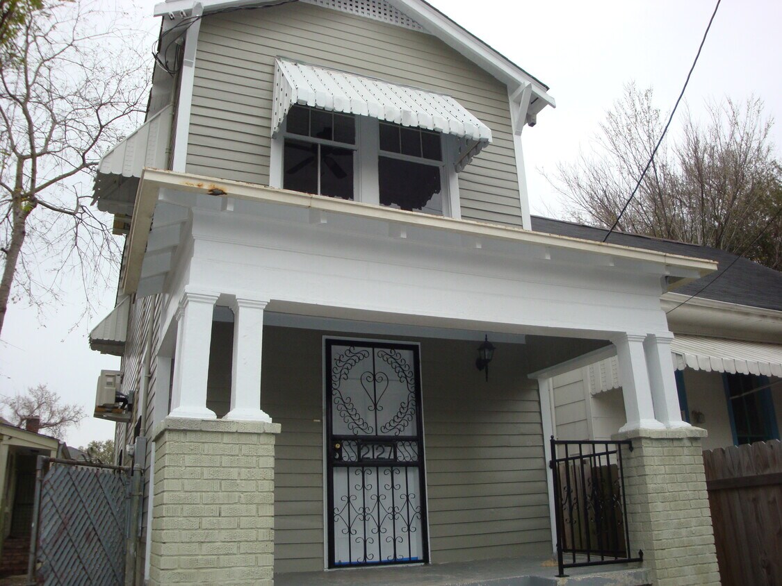 Primary Photo - 2127 Laurel St