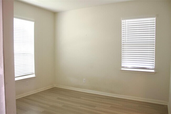 Building Photo - 10710 Spring Brook Pass Dr