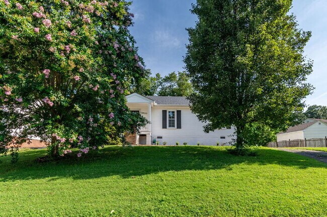 Foto del edificio - 3 Bedroom Ranch Home with Fenced Yard in Richmond – Available July 15th – $2,295/mo