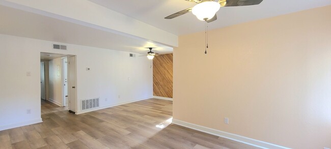 Foto del edificio - NEWLY REMODELED UNIT W/ POOL ACCESS