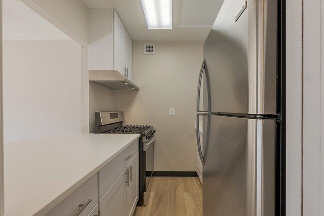 Building Photo - Sunny Renovated Studio w/Utilities Include...