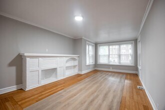 Building Photo - 6304 N Oakley Ave