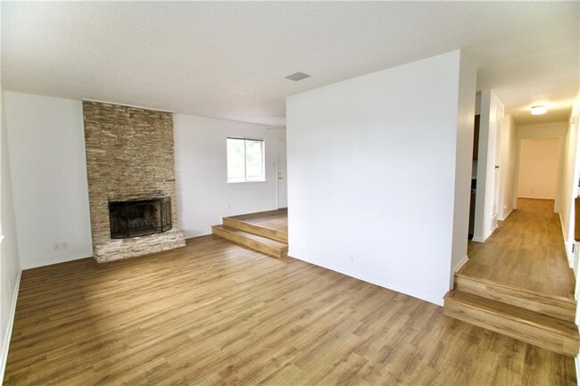 Building Photo - 8002 Sonnet Ave