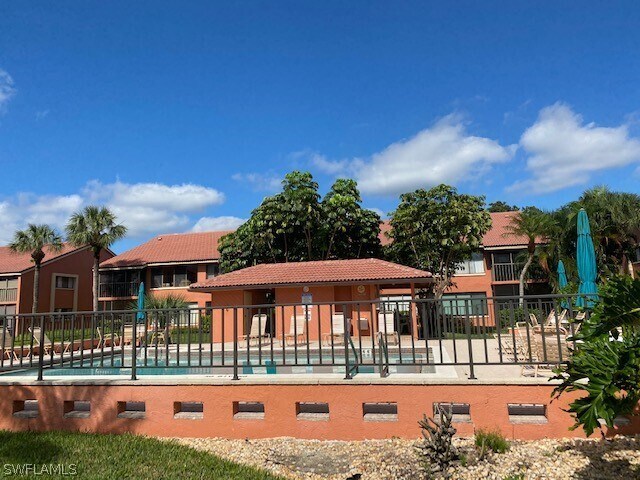 Foto del edificio - 110 Cypress Way E