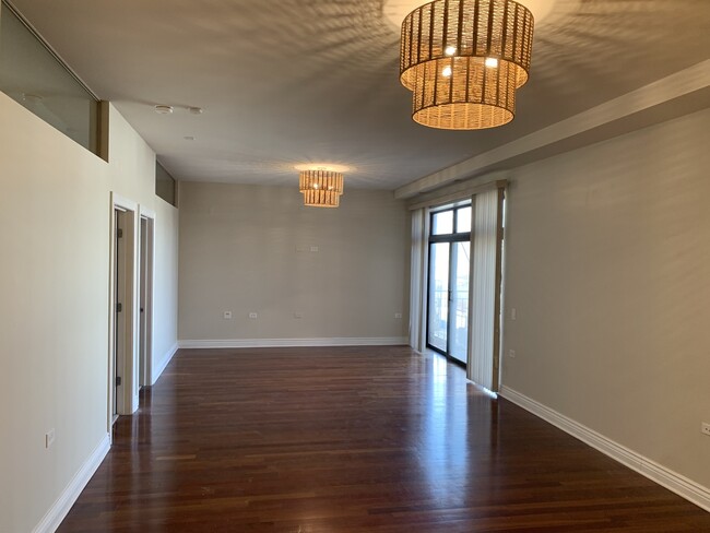 Foto del edificio - 3300 W Irving Park Rd