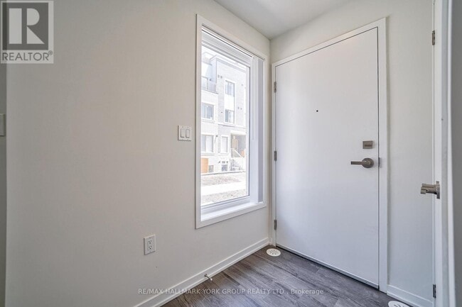 Building Photo - 151-151 Honeycrisp Cres