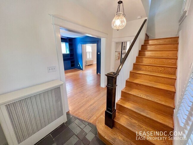 Foto del edificio - 5820 Broad Branch Rd NW