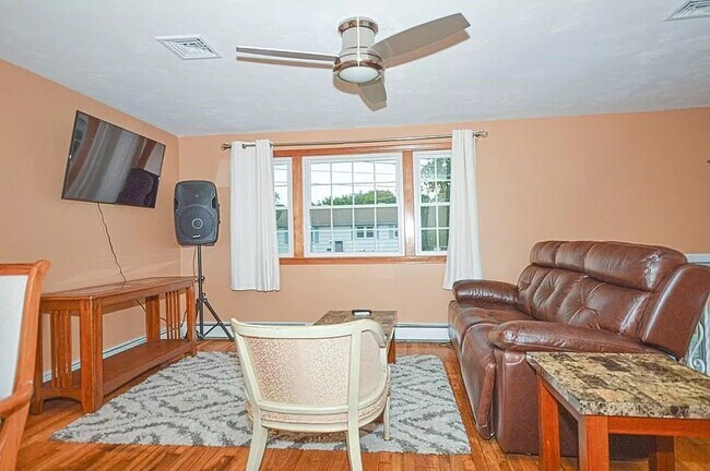 Building Photo - SINGLE FAMILY HOME