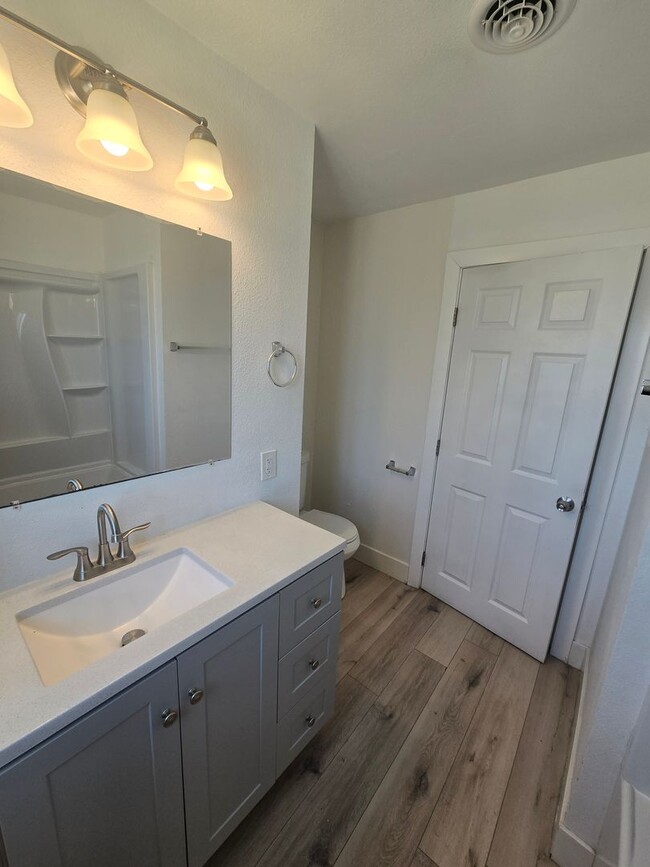 Building Photo - 2 Br 1 Ba available Now