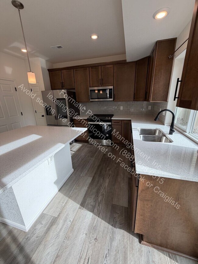 Building Photo - 1056 Highlands Dr