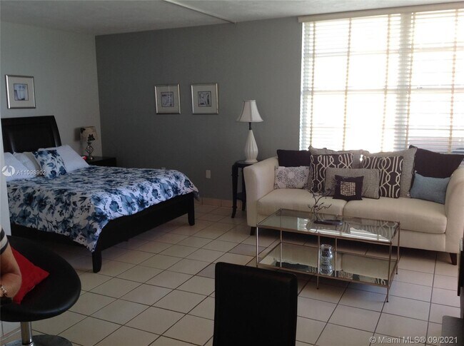 Building Photo - 2899  Collins Ave  1021 Miami Beach Fl 33140