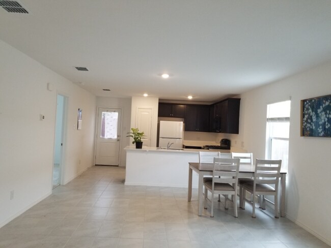 Foto del edificio - 3708 Kinglet Ct