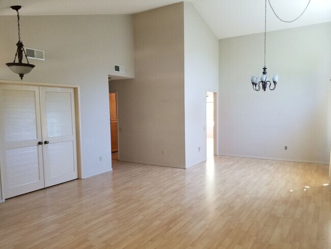 Building Photo - Clean 3 Bedroom , 2 Bathroom 1661 sqft. Br...