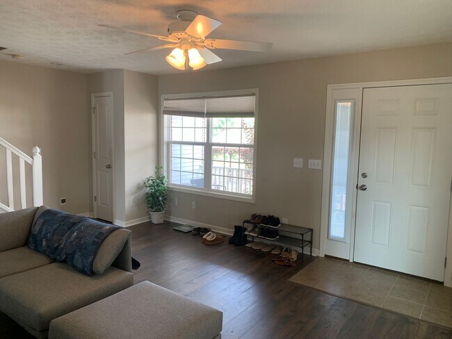 Building Photo - Spacious 2 bd/3 bath Townhouse with finish...
