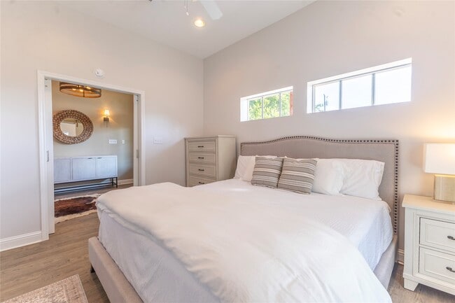 Building Photo - 400 E Mill St