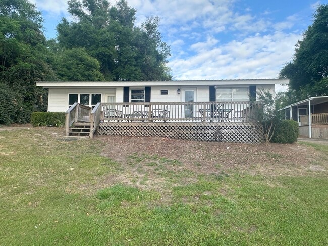 Building Photo - 14 Lakeview Dr