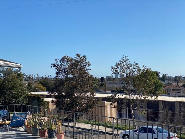Building Photo - 839 E Sunrise Blvd