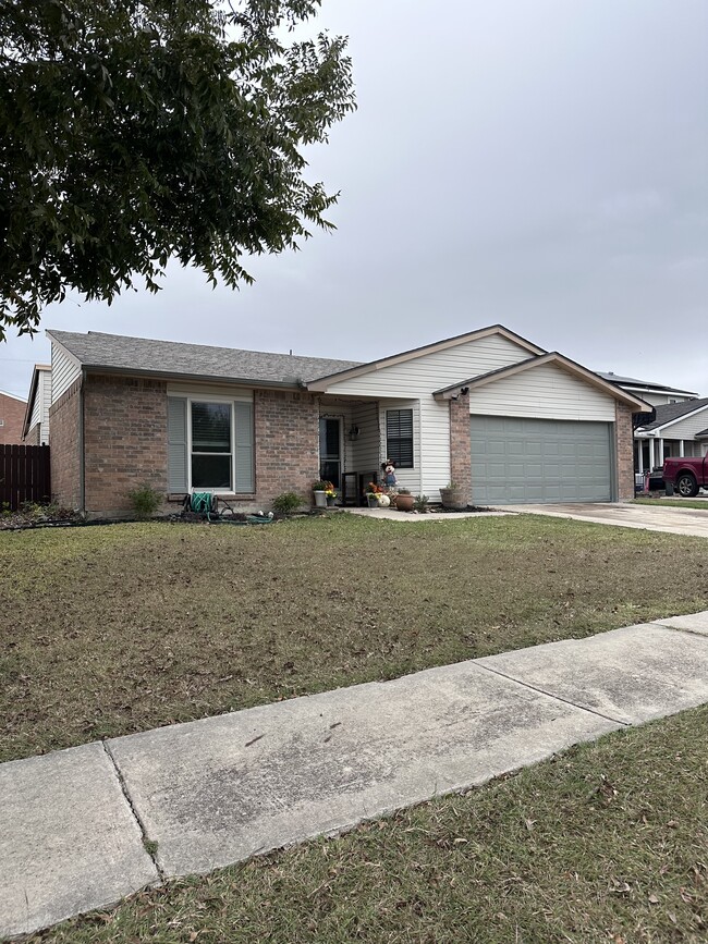 Photo - 6916 Elliot Ct House