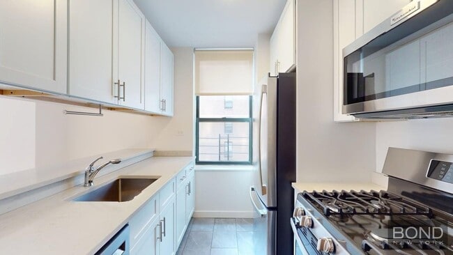 Building Photo - 247 W 87th St